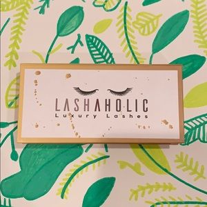LASHAHOLIC EYELASHES